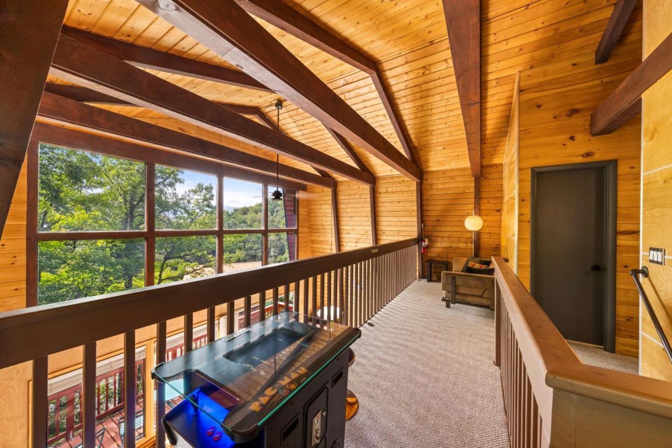 Treetops Chalet - 3Bd/2Bt Boutique Cabin W/Mt Leconte Views In 개틀린버그 외부 사진