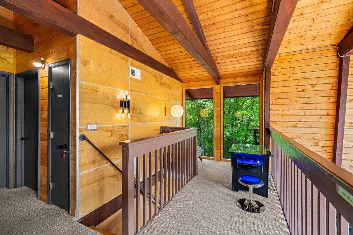Treetops Chalet - 3Bd/2Bt Boutique Cabin W/Mt Leconte Views In 개틀린버그 외부 사진