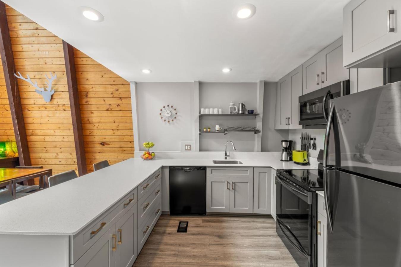 Treetops Chalet - 3Bd/2Bt Boutique Cabin W/Mt Leconte Views In 개틀린버그 외부 사진