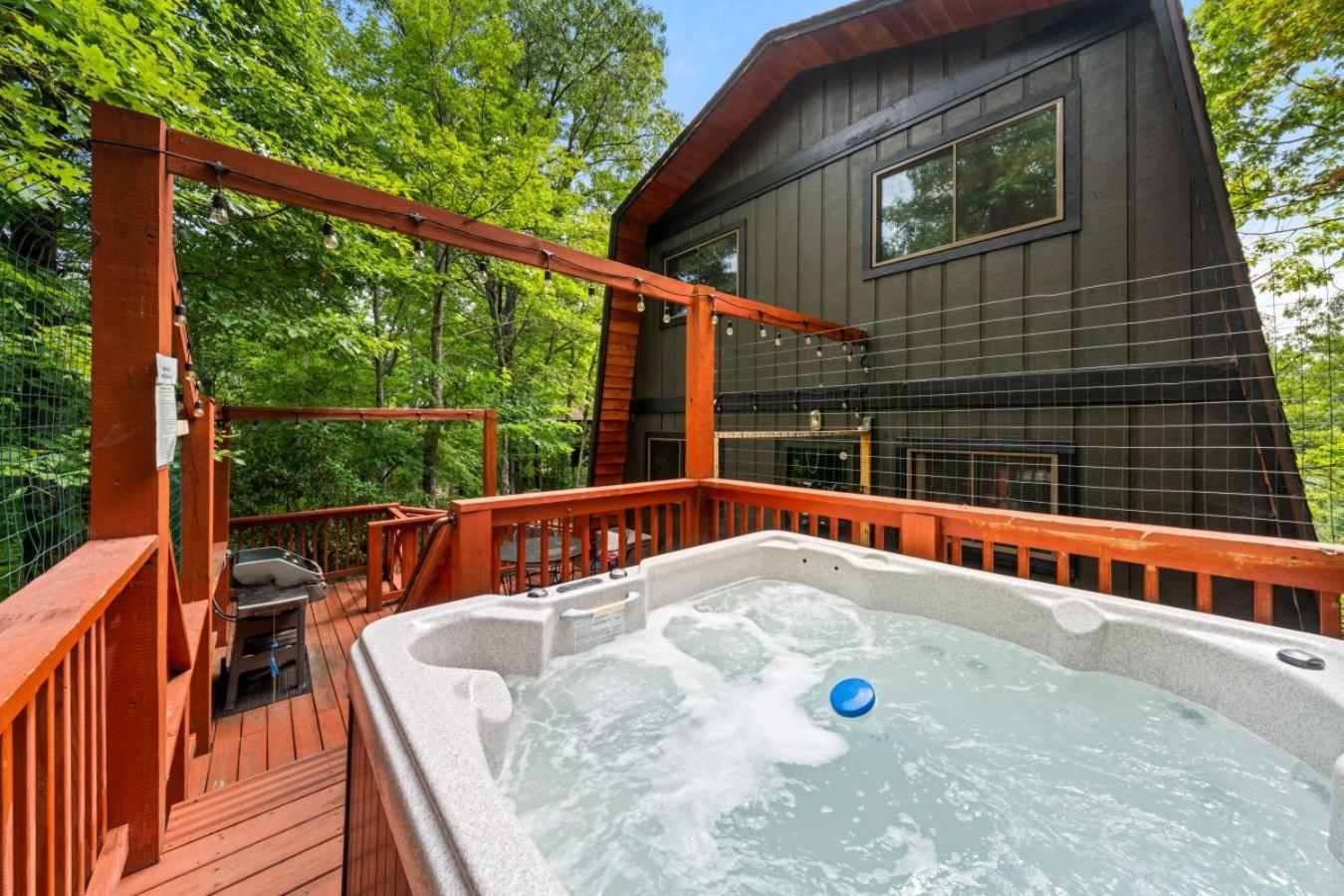 Treetops Chalet - 3Bd/2Bt Boutique Cabin W/Mt Leconte Views In 개틀린버그 외부 사진